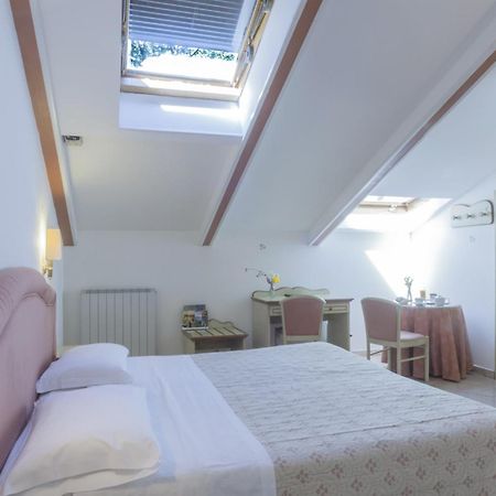 Hotel Kursaal Passignano sul Trasimeno Quarto foto